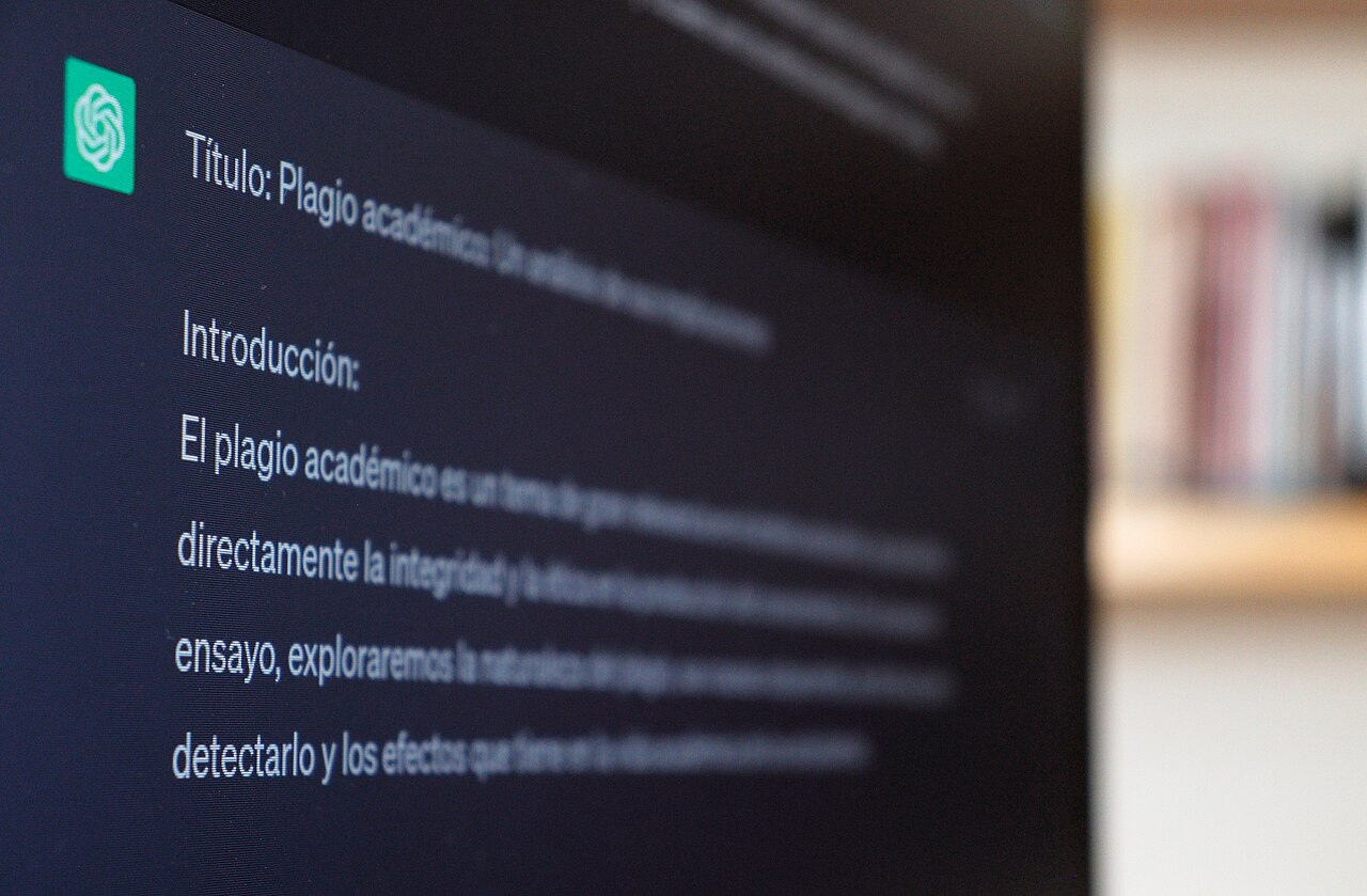 Skjermbilde av en AI-chatbot som genererer en lengre tekst med jevn struktur og ferdig formulerte avsnitt.