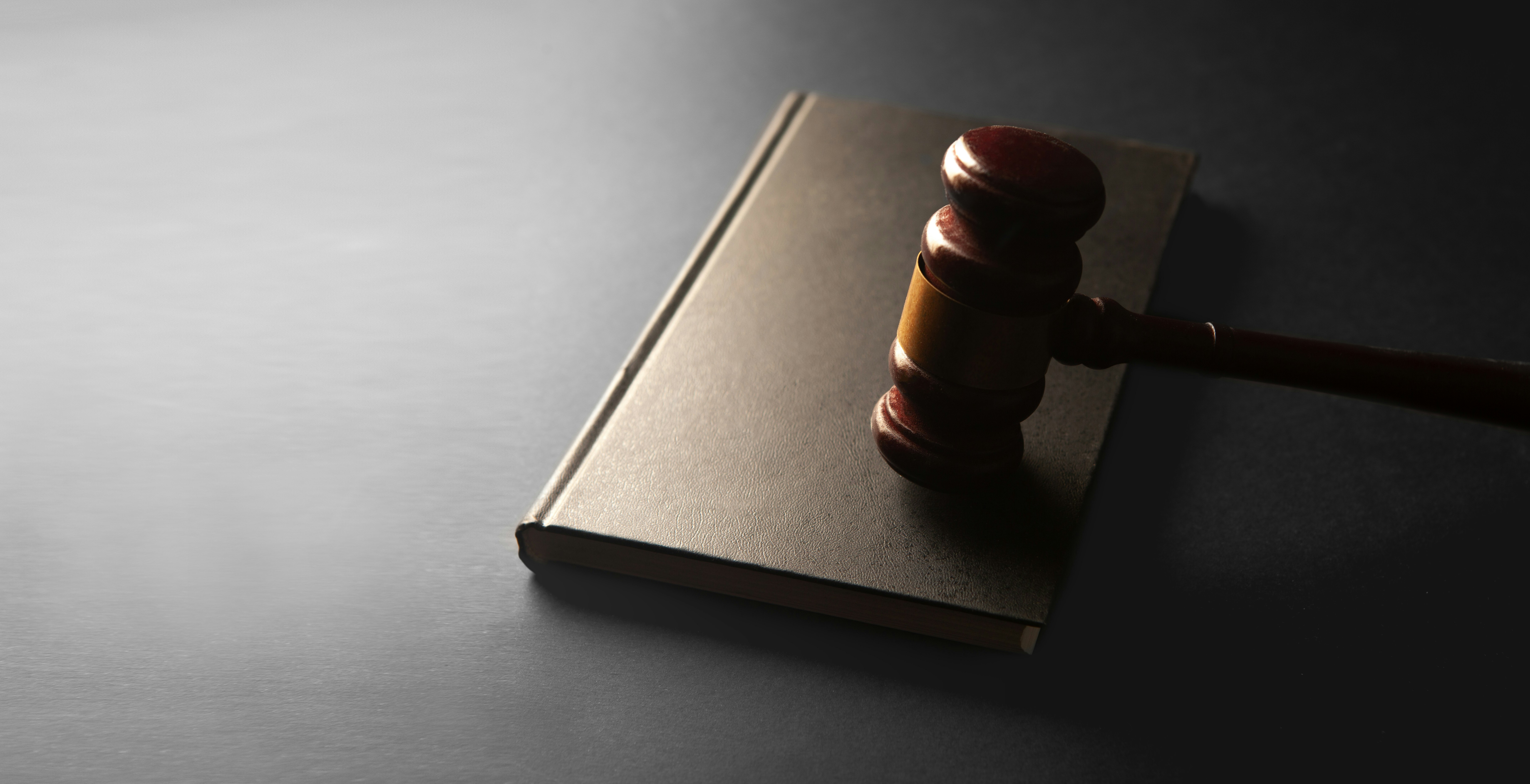 Dommerklubbe på lukket bok – illustrasjon av spørsmålet om klageorganet kan avgjøre saken uten å ha sett underliggende dokumenter.